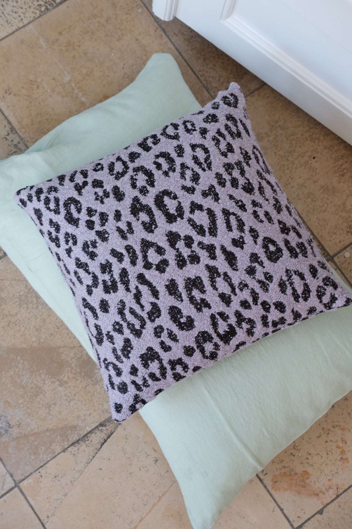 Uldpude • 45x45 cm • Leopard • Lilla