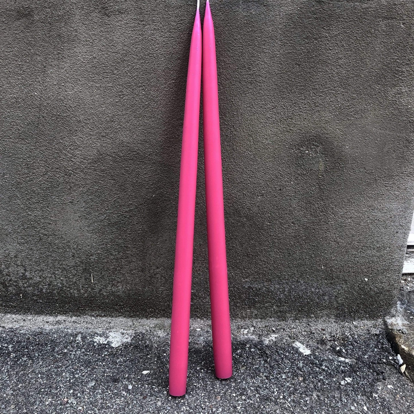 Kunstindustrien Stearinlys Hånddyppede lys // 45cm // Cerise